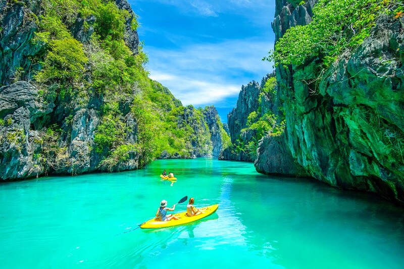 לחגוג יום הולדת עגול בסביבה הפסטורלית בעולם. הפיליפינים