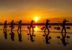 NhaTrang-KhanhHoa_DocLet_salt-worker-saltfield_ftripvietnam