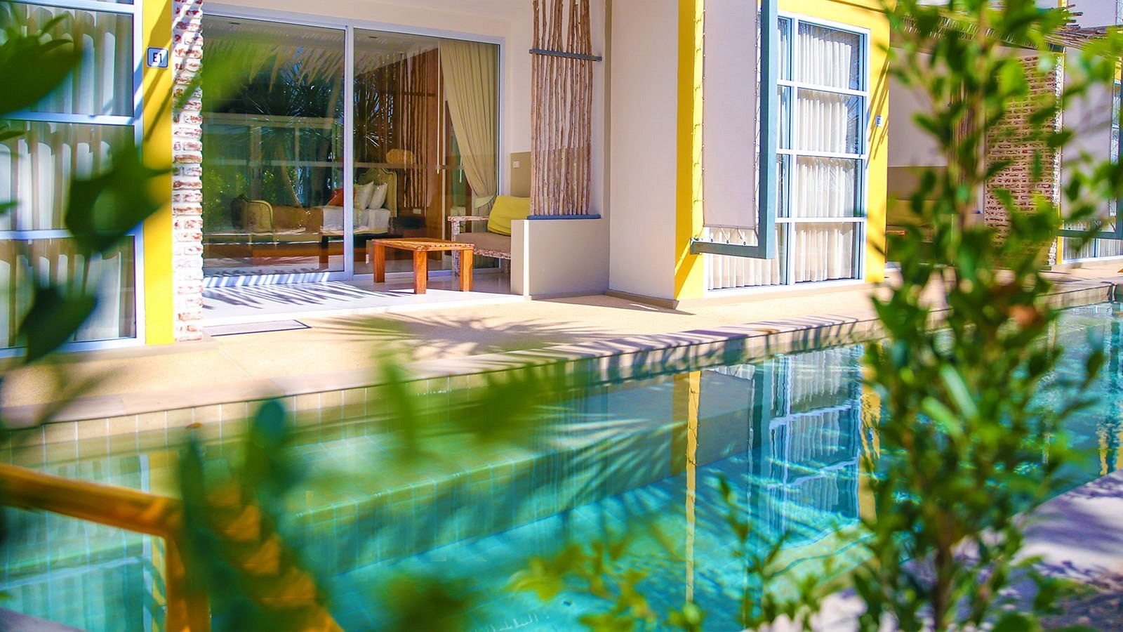 resort_Summer_pool